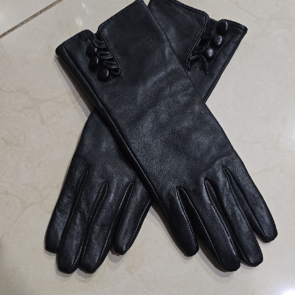 Elegant Black Leather Gloves